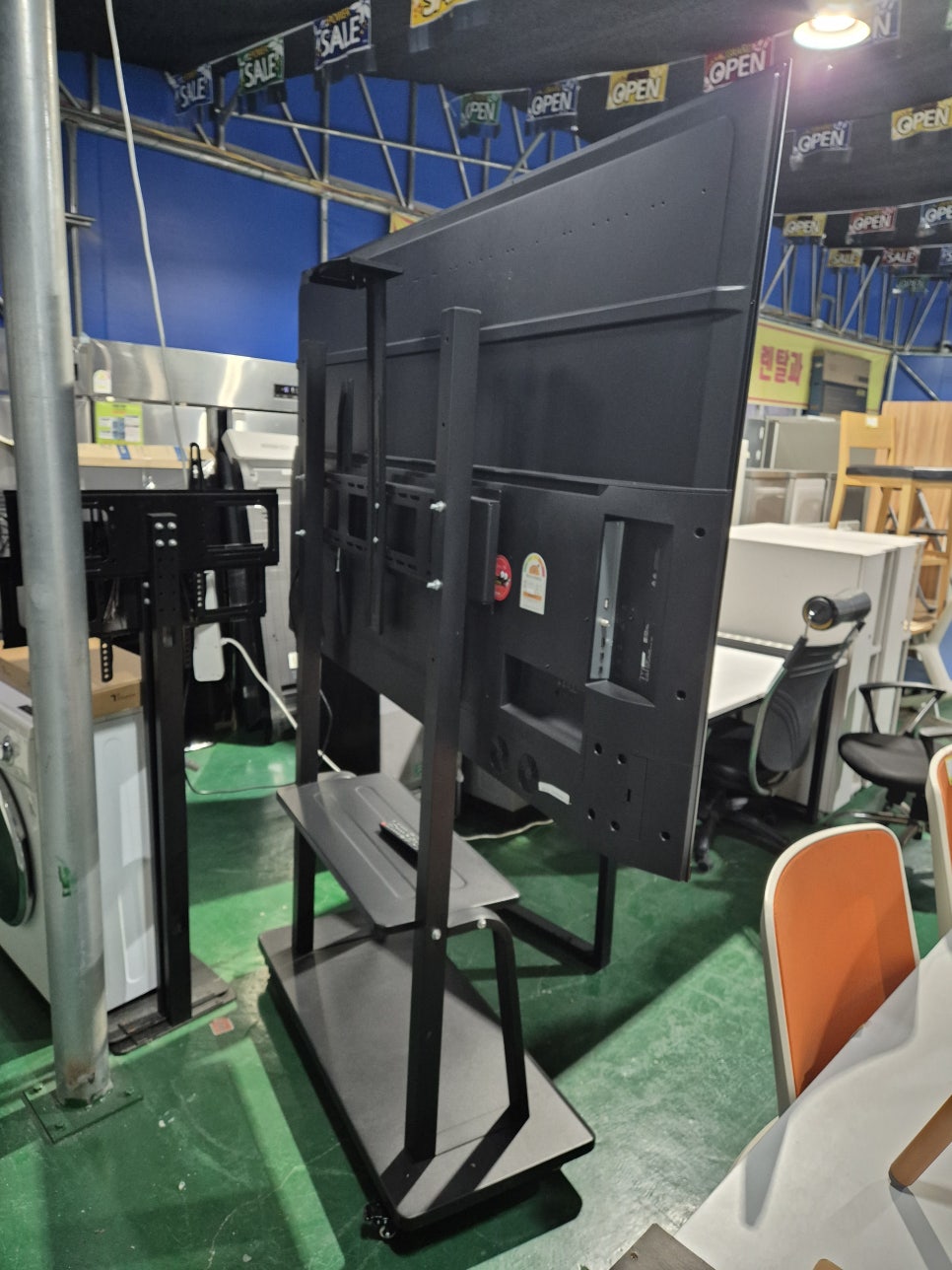 82인치 대형TV + 이동식 거치대